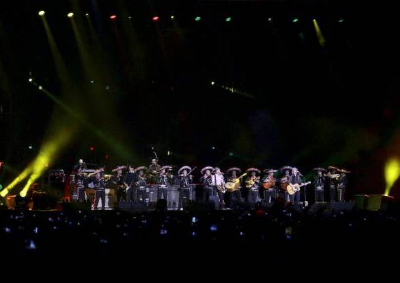 Reuters - Una de las sorpresas de la noche lleg&#243; con una peculiar versi&#243;n de su cl&#225;sico Obladi Oblada, a ritmo de mariachi. Posteriormente, el brit&#225;nico dijo en espa&#241;ol: Viva M&#233;xico, cabrones&#133;. El p&#250;blico festej&#243; al cantante y empez&#243; a gritar McCartney para presidente, a menos de dos meses para que se realicen las elecciones presidenciales en el pa&#237;s.