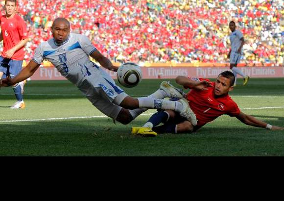 AP - El principal problema hondureño fue no haber podido hacerse con el dominio de la pelota, que duraba poco en sus pies, y no haber apostado más al ataque dada la ausencia de hombres como los lesionados David Suazo y Julio de León.