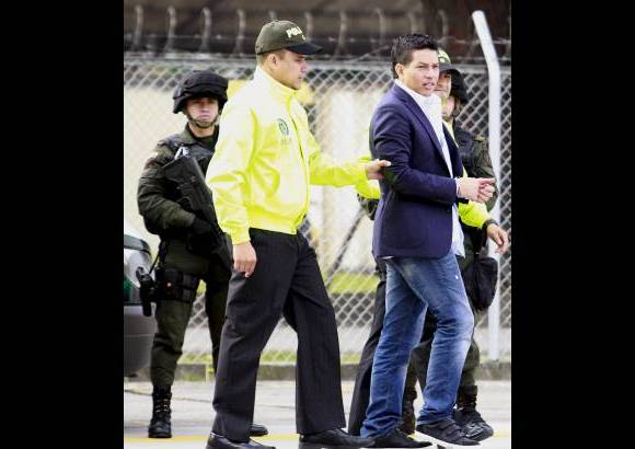 Colprensa - En un avi&#243;n de la DEA fue traslado a Estados Unidos, este jueves por la ma&#241;ana, Camilo Torres Mart&#237;nez, alias &quot;Fritanga&quot;, junto a otras seis personas para que respondan ante una Corte Federal de La Florida por el delito de narcotr&#225;fico.