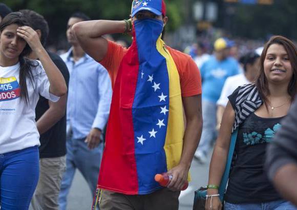 Federico Ríos Escobar - Los universitarios buscaban llegar hacia el oeste de la capital venezolana, donde se localiza la mayoría de los edificios de los Ministerios de gobierno y el Consejo Nacional Electoral, donde Maduro asistía al acto en que formalmente se preparaba su proclamación como ganador de los comicios.
