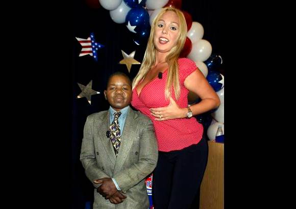 Reuter - El actor Gary Coleman y la actriz Mary Carey, ambos candidatos a la gobernaci&#243;n de California en octubre de 2003.