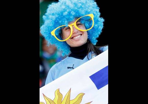 Reuters - Luego de una espera de 20 a&#241;os, los uruguayos celebraron con euforia el pasaje a octavos de final que conquist&#243; su selecci&#243;n en Sud&#225;frica, algo que les permiti&#243; evocar el glorioso pasado del equipo.