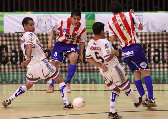 Hern&#225;n Vanegas - Un concierto de t&#225;ctica, marca, presi&#243;n, t&#233;cnica, desgaste f&#237;sico y de buenos goles sirvi&#243; para inaugurar este mi&#233;rcoles en la noche en Bello el Mundial que inici&#243; con un monarca en aprietos.
