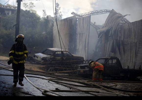 Foto Manuel Saldarriaga - Los bomberos lograron controlar las llamas al medio d&#237;a.