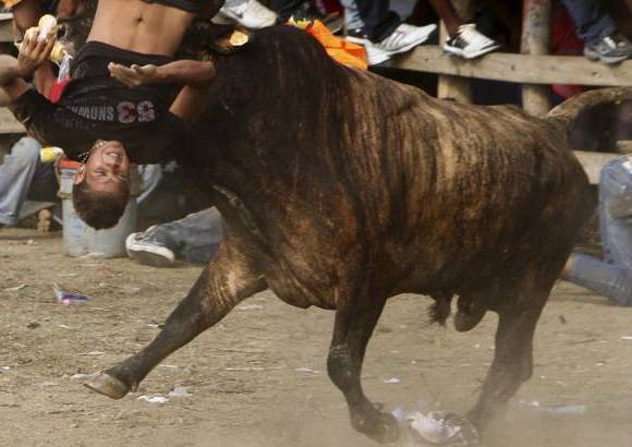 Reuters - La corraleja de este domingo fue la pen&#250;ltima de las cuatro corralejas de las fiestas patronales de Arjona, poblaci&#243;n cercana a la ciudad de Cartagena de Indias.