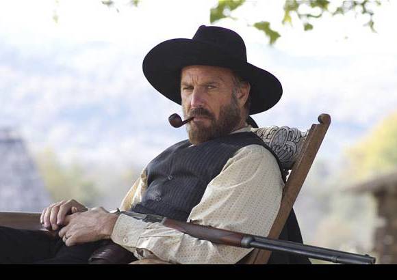 FOTO CORTES&#205;A - Kevin Costner, por su rudo personaje en la miniserie Hatfields & McCoys, se hozo con el premio a mejor actor en una pel&#237;cula o miniserie