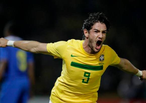 Reuters - Pato hizo sus dos primeros goles de la Copa. El goleador del Milan abri&#243; el marcador a los 28 minutos, con un cabezazo tras un magn&#237;fico centro de Andr&#233; Santos al primer palo, y el segundo a los 60, al aprovechar el rebote de un remate de Neymar.