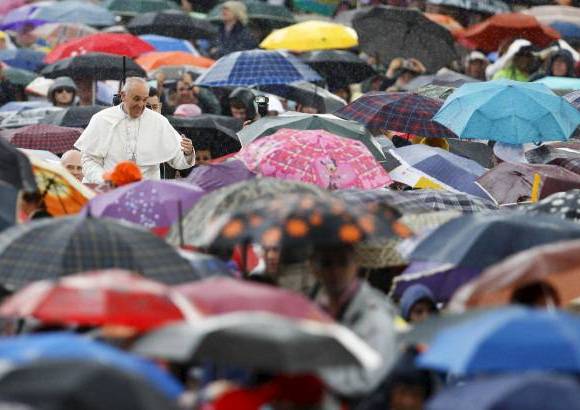 Reuters - Al sumo pontífice, de 76 años, no le importó mojarse este miércoles durante una breve lluvia para besar bebés y saludar a la multitud durante su audiencia general semanal en la Plaza de San Pedro.