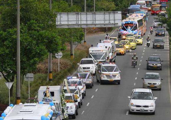 FOTO R&#211;BINSON S&#193;ENZ - Como cada 16 de julio, D&#237;a de la Virgen del Carmen, conductores desfilaron con su patrona por varios puntos de Medell&#237;n. Decenas de veh&#237;culos, como buses, carros y motos, circularon entre las terminales del Sur y del Norte de la ciudad.
