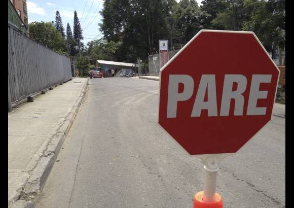 Foto John G&#243;mez - La zona tuvo que ser acordonada para evitar otro accidente, mientras las autoridades auxiliaban al conductor.