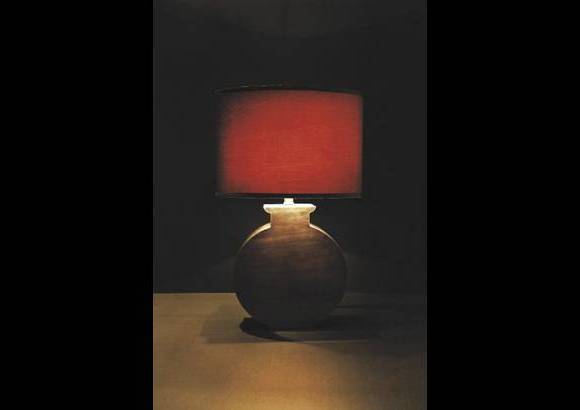 - Lámpara con base de latón y pantalla de tela Alevill.