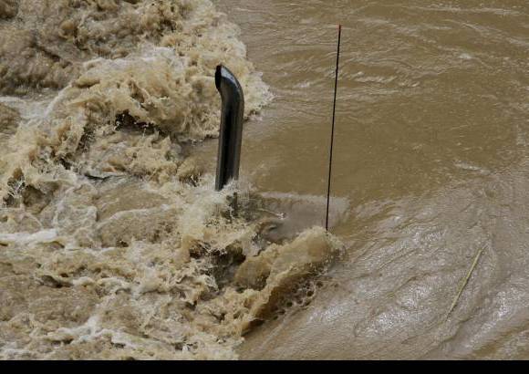 Foto Esteban Vanegas - De la tractomula que cay&#243; al r&#237;o Cauca, se lograba ver la parte superior.