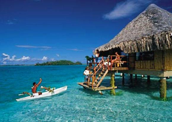 FOTO CORTESÍA TAHITÍ TURISMO - Los Bungalow sobre el agua, que se ofrecen ahora como alojamiento en muchos resorts del mundo, fueron inventados en las islas de Tahití hace 45 años.