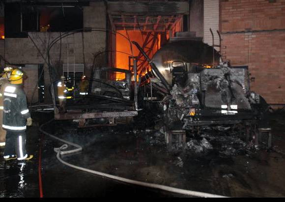 Donaldo Zuluaga - As&#237; qued&#243; el cami&#243;n en el que se origin&#243; el incendio.