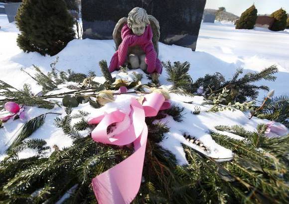 Reuters - Cientos de menores que escaparon el mes pasado a un terrible ataque en una escuela primaria en Newtown, Connecticut, han vuelto a sus aulas por primera vez desde que un hombre armado mató a 20 de sus compañeros y a seis miembros del plantel.