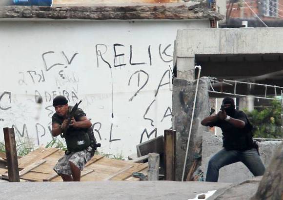 Reuters - Algunos supuestos narcotraficantes recibieron a la polic&#237;a con disparos, pero despu&#233;s les toc&#243; huir.