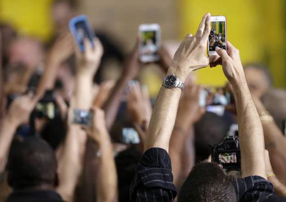 AP - Los trabajadores de un centro de distribuci&#243;n de Amazon fotograf&#237;an con sus celulares al presidente Barack Obama despu&#233;s de su visita a la compa&#241;ia.