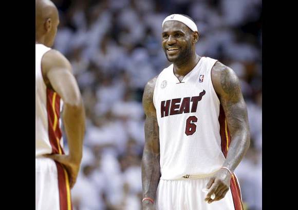 AP - LeBron James es el jugador más importante de los Heat y de la NBA. Va por su segunda corona individual.