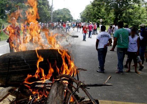 Donaldo Zuluaga - Las autoridades confirmaron que varios manifestantes bloquearon la vía hacia la Costa Atlántica, en el sector conocido como Caserí, usando llantas y palos que quemaron para impedir el paso de vehículos.