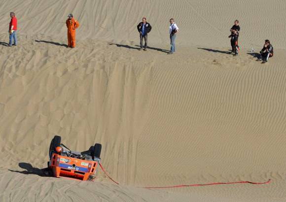 Reuters - Robby Gordon, piloto de los Estados Unidos, y su copiloto Kellon Walch se estrellaron en su Hummer durante la cuarta etapa del Rally Dakar 2013.