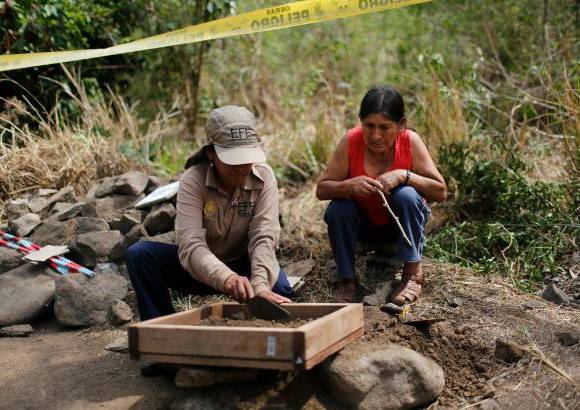 AP - Paccha, que en lengua quechua significa caída de agua, se había convertido en 1984 en un pequeño refugio para decenas de familias, dijo Guzmán, quien entonces tenía 20 años y cuatro meses de embarazo.