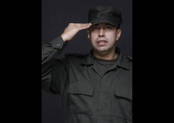 Colprensa-Andr&#233;s Torres - El teniente coronel William Donato se vio feliz con la serenata que le dieron sus compa&#241;eros en la sede de la Polic&#237;a Nacional.