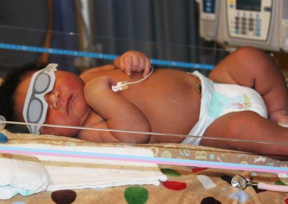 AP - Es el cuarto hijo de la madre, Janet Johnson, y al momento del nacimiento pesó 16 libras, 1 onza.