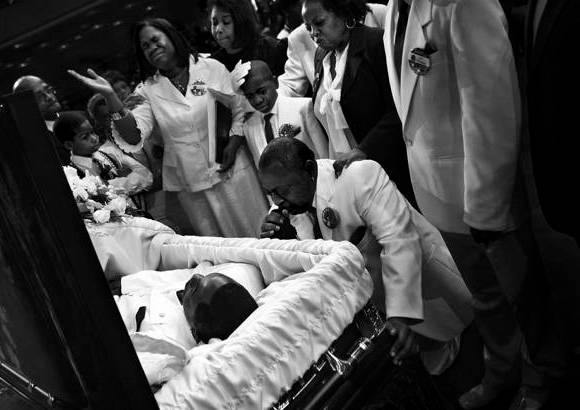 Reuters - Barbara Davidson de Los Angeles Times gan&#243; el Pulitzer por su trabaj&#243; &quot;&#237;ntimo&quot; de las pandillas en Los &#193;ngeles. En esta foto, la familia Shaw despide a su hijo, otra v&#237;ctima del conflicto urbano que vive esa ciudad.