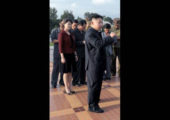 Reuters - Algunos observadores en Corea del Sur especularon que la mujer era la cantante, Hyon Song-wol, con la que Kim Jong-un salió durante años antes de que su padre pusiera fin a la relación, pero que ahora había vuelto a la escena.