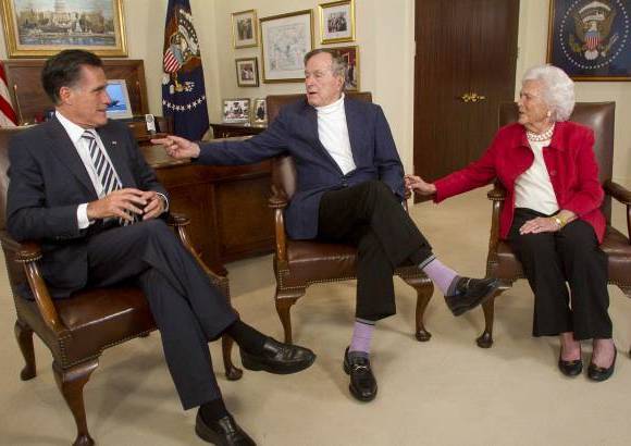 Reuters - El candidato presidencial republicano Mitt Romney recibi&#243; la aprobaci&#243;n formal del expresidente George Bush (padre) y la exprimera dama Barbara Bush.