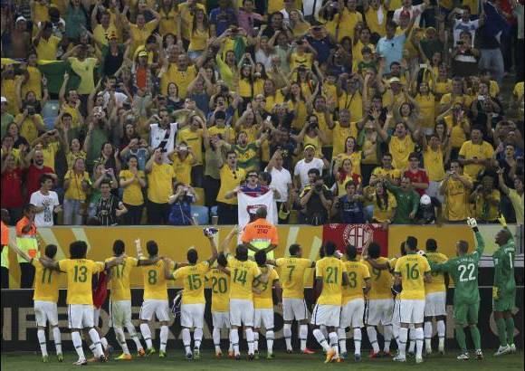 Reuters - Brasil celebr&#243; su conquista ante 78.800 espectadores que llenaron las grader&#237;as del estadio Maracan&#225;.