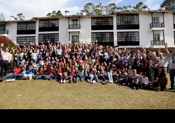 Jaime P&#233;rez - El grupo completo. Fueron m&#225;s de 160 las personas que asistieron a este encuentro familiar, en donde abuelos, hijos, hermanos, t&#237;os, primos, sobrinos y hasta novias y esposos, compartieron todo un d&#237;a en Quirama.