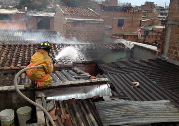 Foto Esteban Vanegas - Por otro lado, varias viviendas aleda&#241;as sufrieron algunos da&#241;os menores, adem&#225;s del segundo y tercer nivel de la edificaci&#243;n donde se produjo el incendio, que son habitados por familias.
