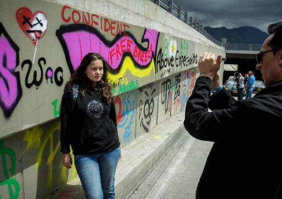 Colprensa - Desde que el cantante canadiense pint&#243; los grafitis sus fan&#225;ticas se han acercado a tomarse fotograf&#237;as.