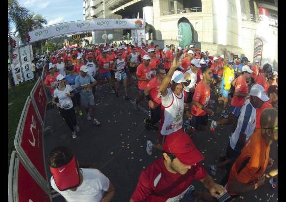 Esteban Jaramillo y Sebastián Salazar - Más de 10 mil competidores se dieron cita en esta histórica cita deportiva que se corría en las modalidades de 5, 10, 21 y 42 kilómetros.