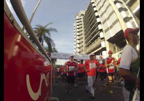 Esteban Jaramillo y Sebastián Salazar - Más de 10 mil competidores se dieron cita en esta histórica cita deportiva que se corría en las modalidades de 5, 10, 21 y 42 kilómetros.