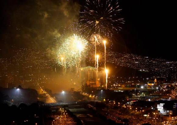 Jaime Pérez - Con un gran espectáculo de juegos piromusicales se celebró este lunes 19 de julio con motivo del Bicentenario de la Independencia.