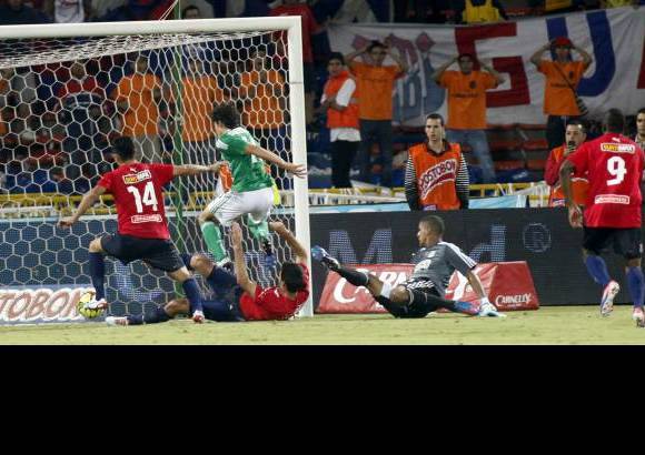 Foto Manuel Saldarriaga - La potencia del remate y el bal&#243;n nuevo hicieron que el portero Bonilla dejara el rebote.