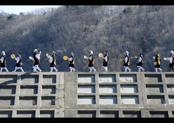 AP - Monjes budistas marcharon en el malec&#243;n, en Jap&#243;n, en el segundo aniversario de la cat&#225;strofe.