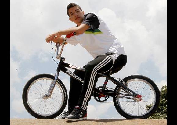 Jaime Pérez - Todos los días hace terapia en Indeportes Antioquia. Dijeron que el proceso de recuperación podría durar hasta cinco meses. Lleva 1 mes y 20 días y se siente muy bien.