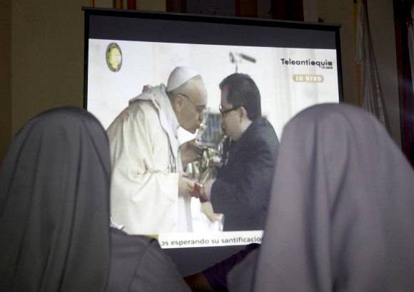 Donaldo Zuluaga - Las lauritas en Dabeiba estuvieron muy atentas a la transmisi&#243;n de la canonizaci&#243;n de Santa Laura.