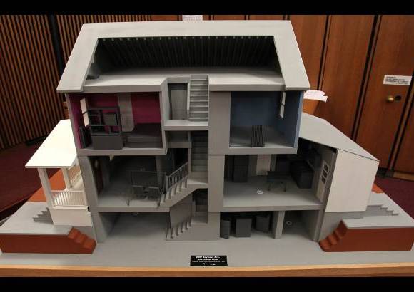 Reuters - Una maqueta de la casa de Ariel Castro aparece en la sala de la corte durante el juicio del conocido como secuestrador de Cleveland.