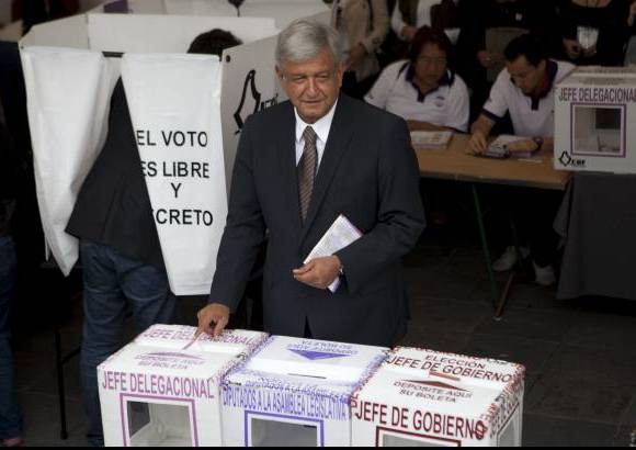 Reuters - L&#243;pez Obrador, quien fue el primero de los candidatos que vot&#243;, destac&#243; la jornada como &quot;una fiesta c&#237;vica nacional&quot;. Se mostr&#243; tranquilo por los resultados y afirm&#243; que le ir&#237;a &quot;bastante bien&quot; en la votaci&#243;n.