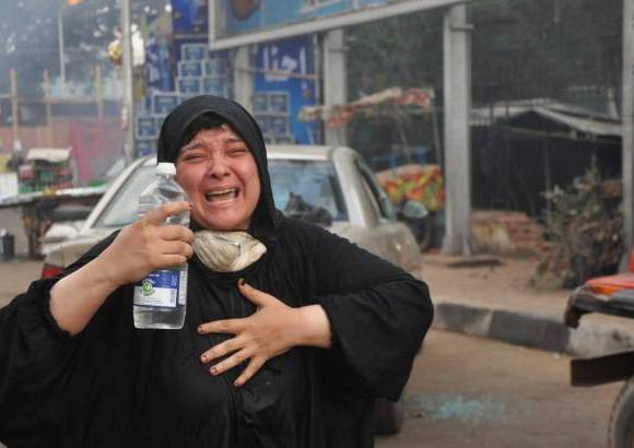 AP - El Gobierno egipcio decretó el estado de emergencia y el toque de queda.