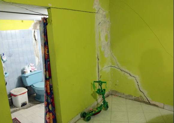 FOTOS HERN&#193;N VANEGAS - Muchas casas del barrio Brice&#241;o, vecinas del hospital, tienen el mismo problema.