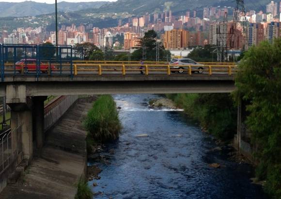 Juan Esteban V&#225;squez - La coloraci&#243;n ti&#241;&#243; el R&#237;o Medell&#237;n a su paso por los municipios de Sabaneta y Envigado.