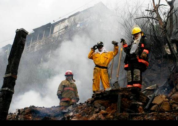 Esteban Vanegas - Solo cenizas y palos carbonizados quedaron del incendio que arras&#243; seis casas en el sector Brisas de Oriente, del barrio Santo Domingo Savio.