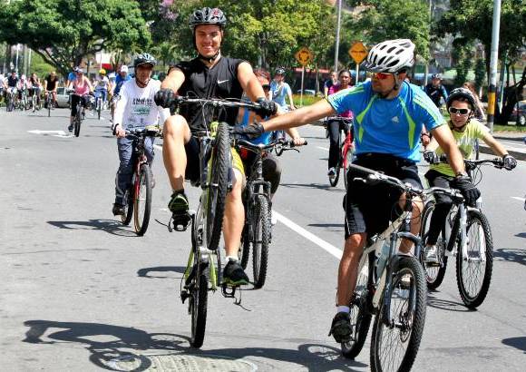 Juan Antonio Sánchez - Este domingo se realizó el Ciclopaseo por las calles de Medellín con motivo del Día de la Bicicleta. Pequeños y grandes disfrutaron del recorrido que reunió a la familia y los amigos. Todos compartieron el lema del evento: En bici somos más felices.