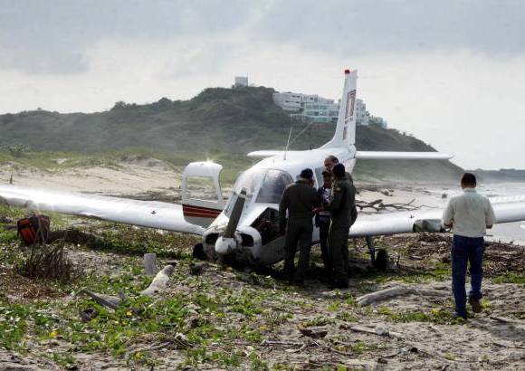 Rafael Polo, Colprensa - La avioneta Piper PA-28, de la Escuela de Aviación Protécnica, tuvo que aterrizar de emergencia tras presentar un problema en el motor que se apagó repentinamente.