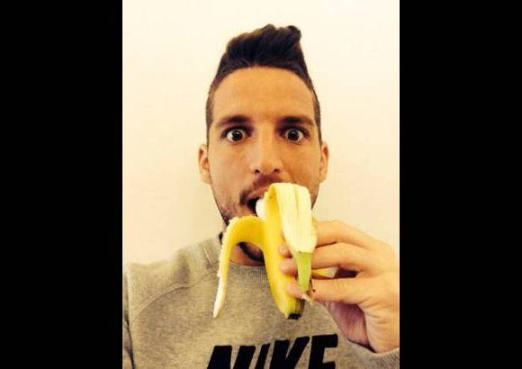 FOTOS CORTES&#205;A - El Villarreal anunci&#243; este lunes que ya le retir&#243; el carnet de socio a la persona que lanz&#243; el banano. Dries Mertens, jugador del Napoli.